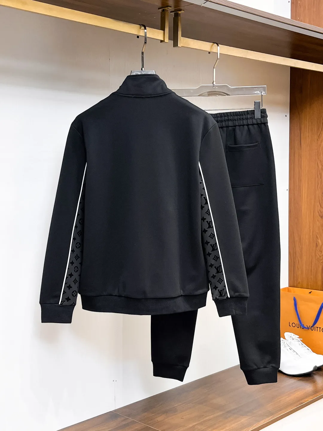 🅿️720 LV 2025 autumn and winter new counter casual suit, breathable, comfortable and casual! Full of high-end feel! The details are exquisite and high-end, and the workmanship is impeccable! The original high-end fabric is very high-end! The fabric is crisp, anti-wrinkle and wear-resistant, warm, neat and stylish. Everyone must buy a set this autumn and winter. They must look cool and handsome when wearing it. We specially recommend the size M-3XLC30